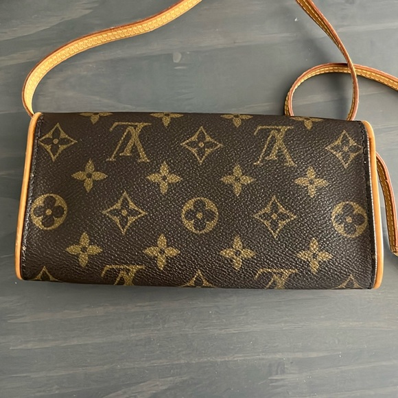 AUTHENTIC LOUIS VUITTON MONOGRAM TWIN POCHETTE CA0090 Clutch/Crossbody bag - Picture 3 of 11